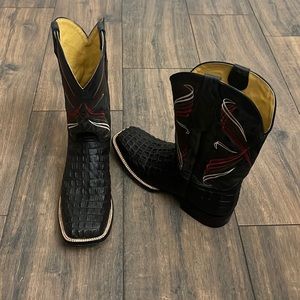 Cavender’s Gator Sz 12 worn a total of 4 times
